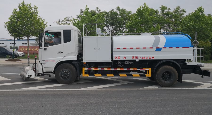 東風(fēng)天錦路面清洗車