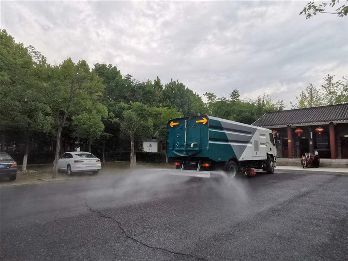 柳汽乘龍洗掃車