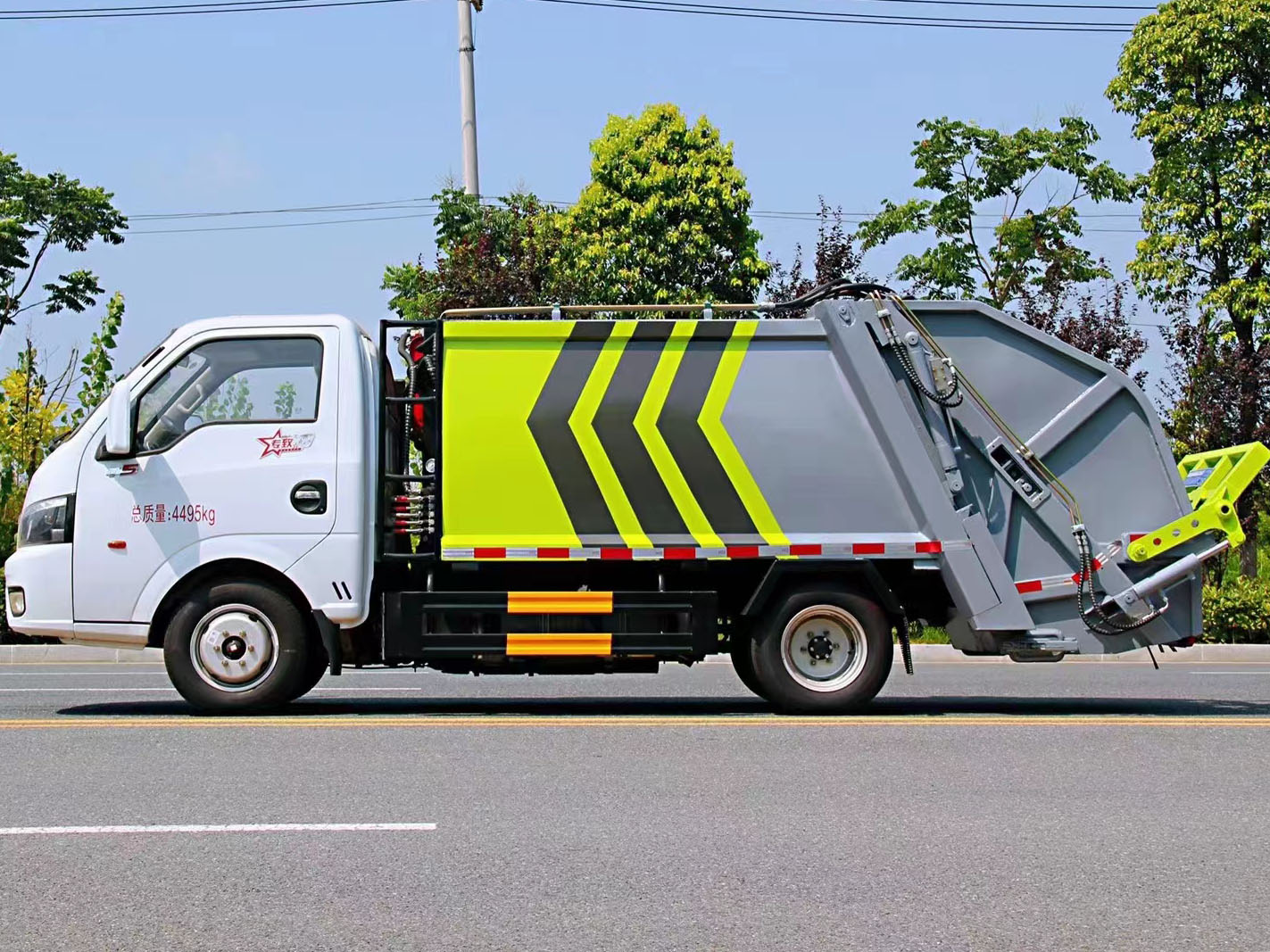 正常上戶藍(lán)牌壓縮式垃圾車